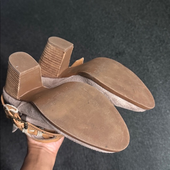 Size 7.5 Stylish Tan Ankle Boots - Picture 3 of 12